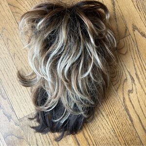 MOTOWN TRESS Kanekalon Wig Highlighted Long Wavy Hair